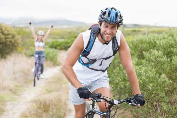 Couple cycling on mountain trail — Stock Photo, Image