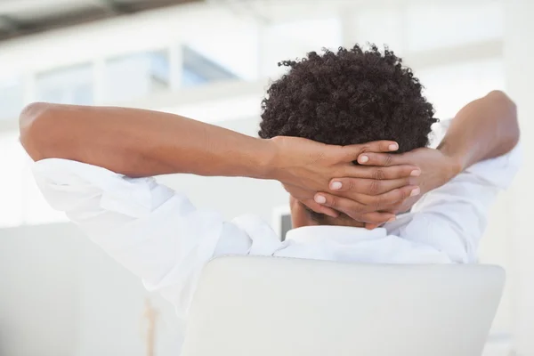 Empresário relaxante em sua cadeira giratória — Fotografia de Stock