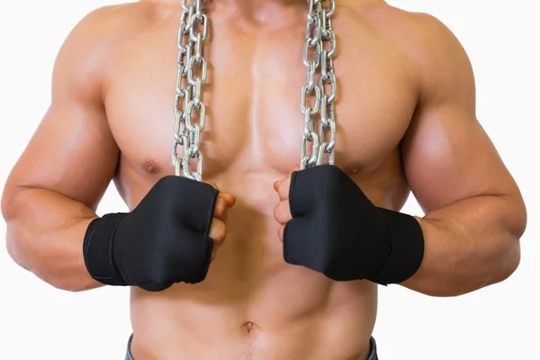 Seção média de um homem muscular sem camisa segurando cadeia — Fotografia de Stock