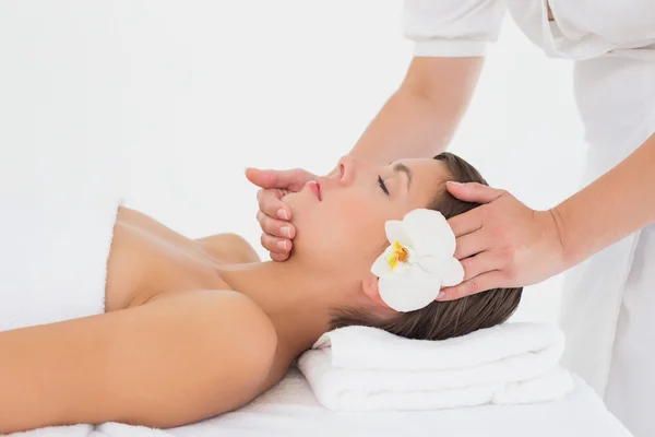 Aantrekkelijke jonge vrouw ontvangen hoofd massage in het wellness center — Stockfoto