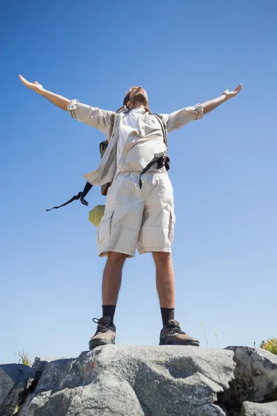 Hiker stående vid toppmötet — Stockfoto