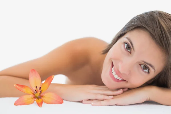 Portret van een mooie jonge vrouw op massagetafel close-up — Stockfoto