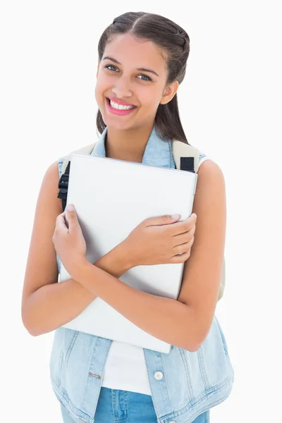Estudante bonita segurando seu laptop — Fotografia de Stock