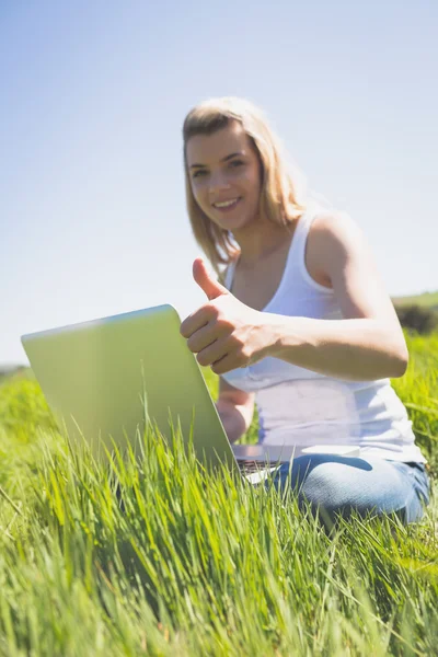 Hübsche Blondine benutzt ihren Laptop — Stockfoto