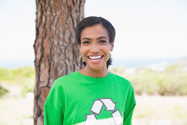 Activista ambiental bastante sonriente ante la cámara — Foto de Stock