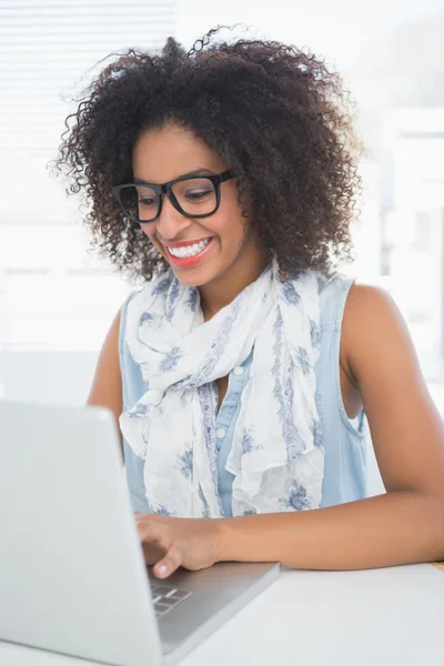 Bastante hipster trabajando en su escritorio con portátil — Foto de Stock