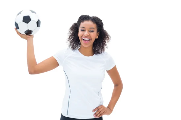 Όμορφο ποδόσφαιρο ανεμιστήρα στο λευκό χαμογελώντας σε φωτογραφική μηχανή που έχει μπάλα — Φωτογραφία Αρχείου