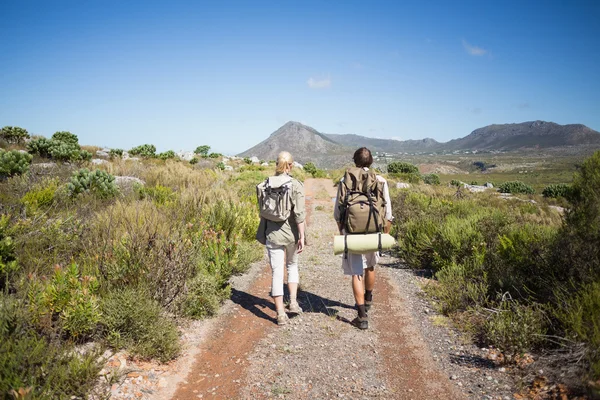 Couple marchant sur un terrain montagneux — Photo