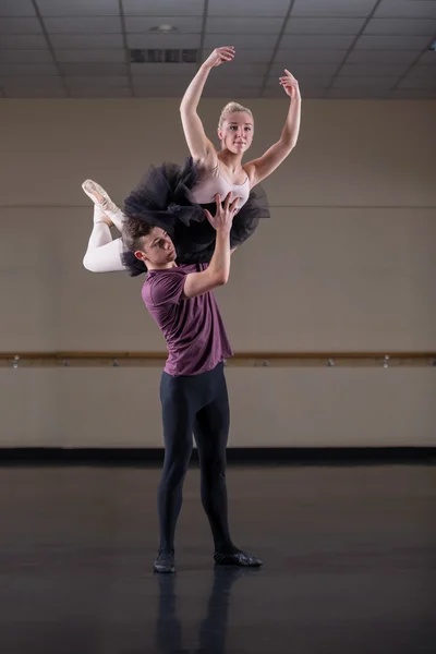 Partenaires de ballet dansant gracieusement ensemble — Photo