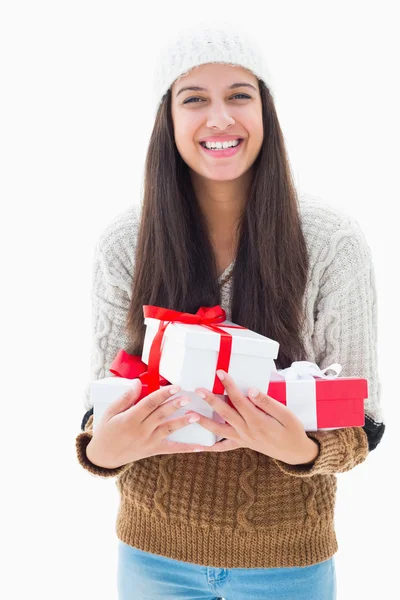 Hübsche Brünette mit vielen Geschenken — Stockfoto