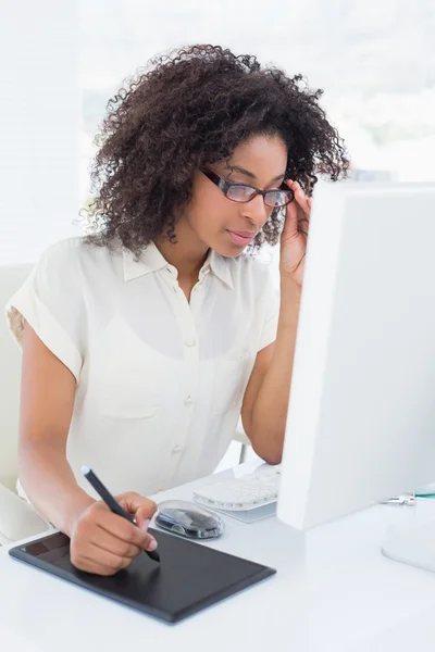 Diseñador bastante casual trabajando en el escritorio — Foto de Stock