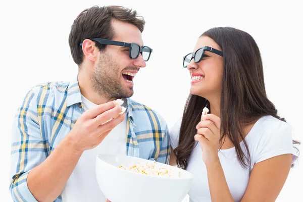 Atractiva pareja joven viendo una película 3d — Foto de Stock