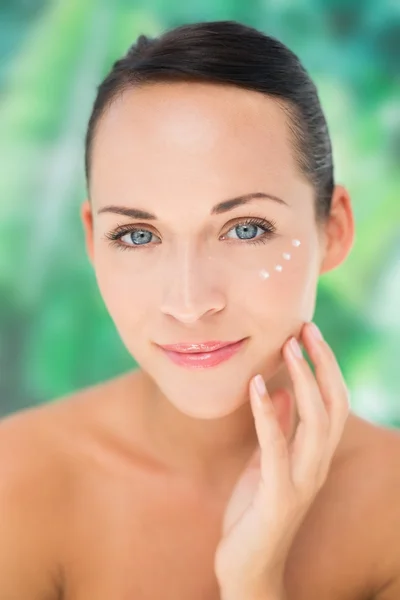 Schöne nackte Brünette Anwendung Gesichtscreme — Stockfoto