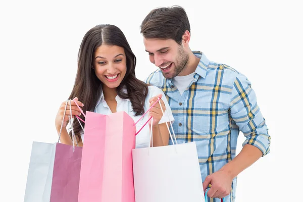Casal jovem atraente com sacos de compras — Fotografia de Stock