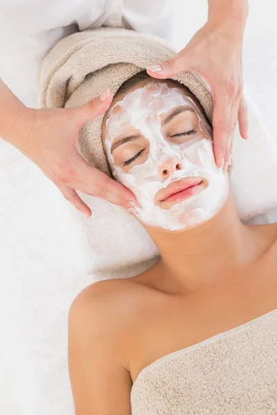 Attractive woman receiving treatment at spa center — Stock Photo, Image