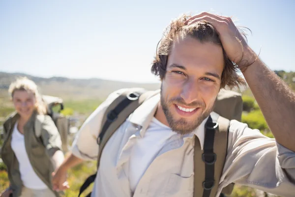 Couple walking on mountain terrain — Stock Photo, Image