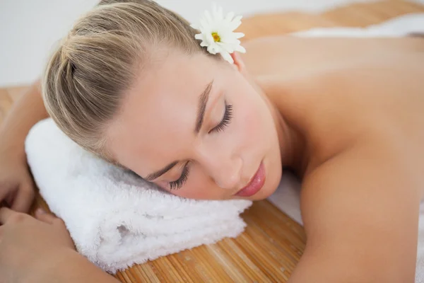 Bella bionda rilassante sul lettino da massaggio — Foto Stock