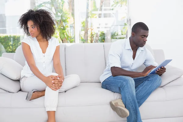Attraktivt par talar inte på soffan — Stockfoto