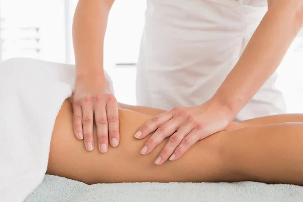 Close-up de uma mulher recebendo massagem nas pernas — Fotografia de Stock