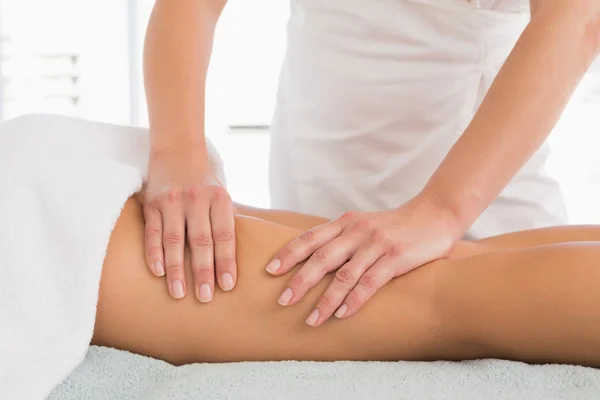 Nahaufnahme einer Frau, die Beinmassage erhält — Stockfoto