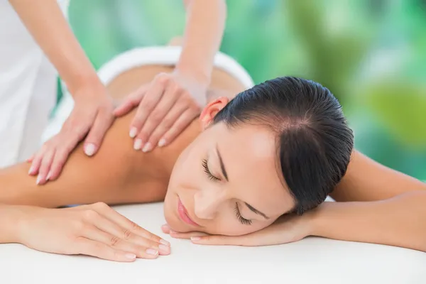 Morena desfrutando de massagem nas costas — Fotografia de Stock