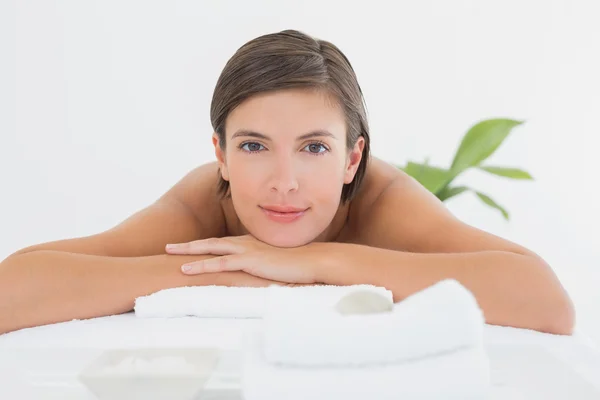 Close up de uma mulher bonita na mesa de massagem — Fotografia de Stock