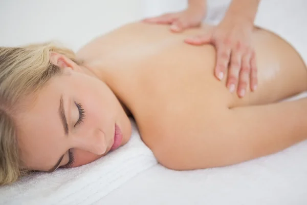 Linda loira desfrutando de uma massagem — Fotografia de Stock