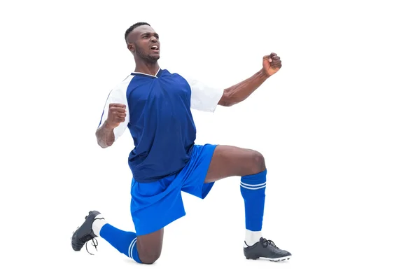 Jugador de fútbol en azul celebrando una victoria — Foto de Stock