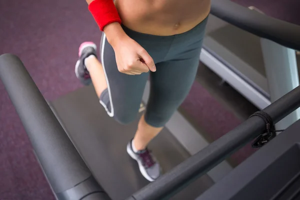 Fit mujer corriendo en la cinta de correr — Foto de Stock