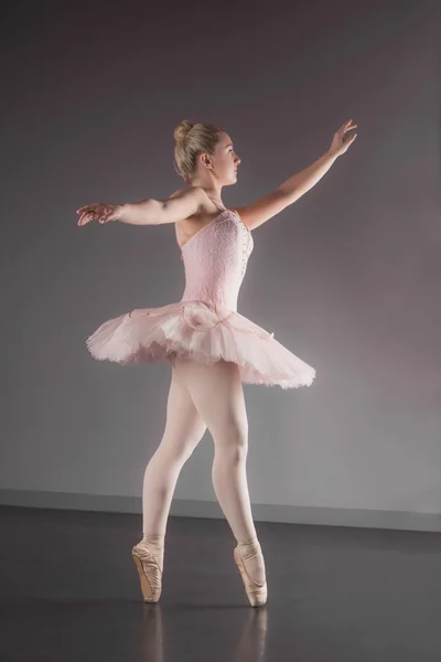 Graceful ballerina dancing en pointe — Stock Photo, Image