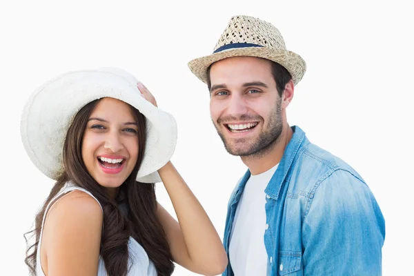 Joyeux couple hipster souriant à la caméra — Photo