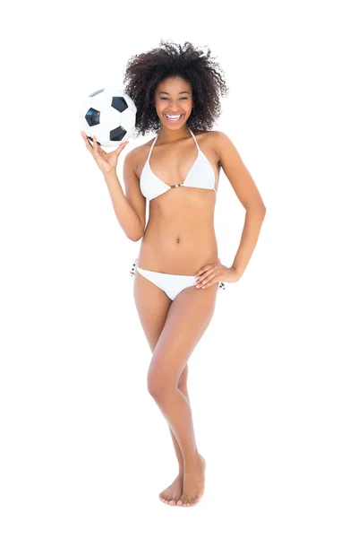 Uśmiechający się zmieścić dziewczyna w białym bikini posiadania piłki nożnej — Zdjęcie stockowe