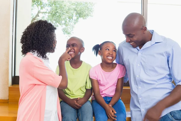 Lycklig familj umgås — Stockfoto