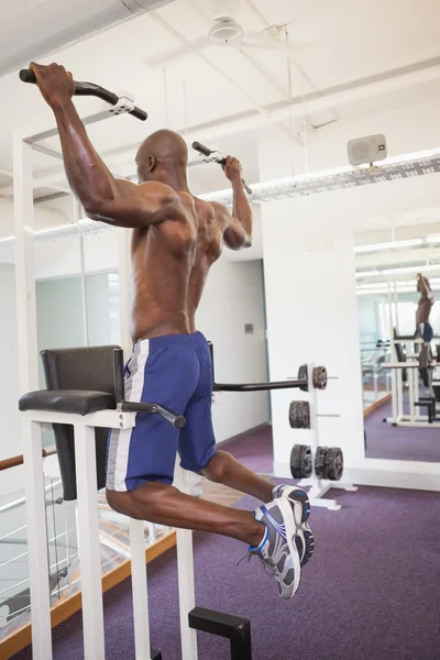 Mužské tělo tvůrce dělá pull ups v tělocvičně — Stock fotografie