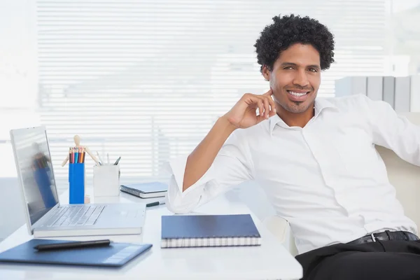 Empresário feliz trabalhando em sua mesa — Fotografia de Stock