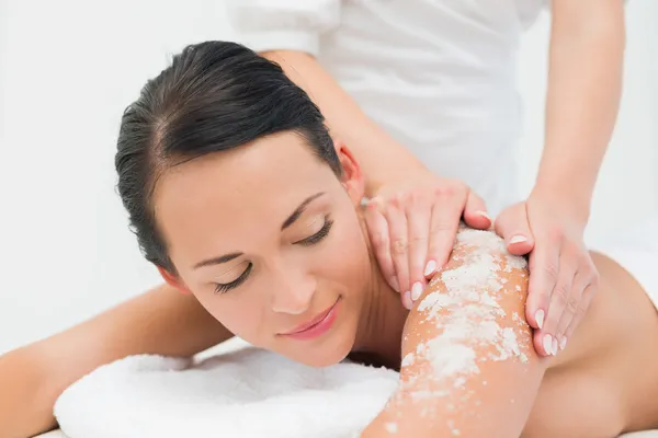 Fredlig brunett får en skönhetsbehandling salt scrub — Stockfoto