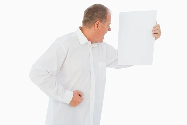 Hombre enojado gritando a trozo de papel — Foto de Stock