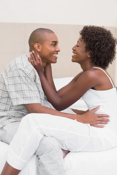 Casal feliz mostrando carinho na cama — Fotografia de Stock