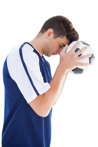 Football-speler in blauwe staande met de bal — Stockfoto