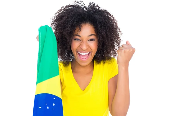 Menina bonita em camiseta amarela segurando bandeira brasileira — Fotografia de Stock