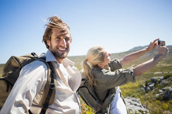 Op de berg terrein nemen selfie (echt) paar — Stockfoto