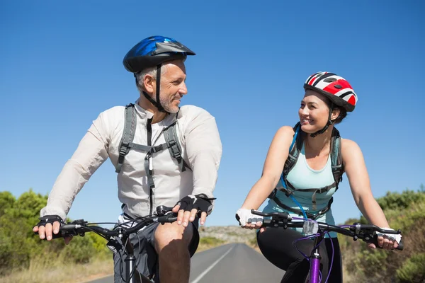 Casal ativo indo para um passeio de bicicleta no campo — Fotografia de Stock