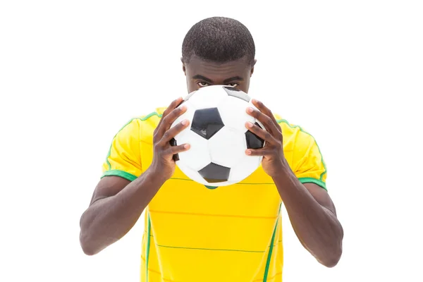 Nervöser brasilianischer Fußballfan versteckt sich hinter Ball — Stockfoto