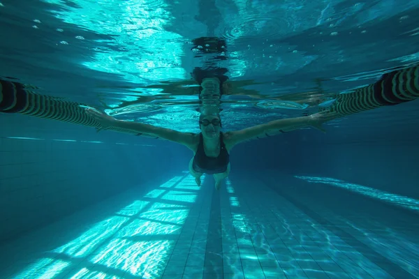 Sportovní plavec plavat směrem k fotoaparátu — Stock fotografie
