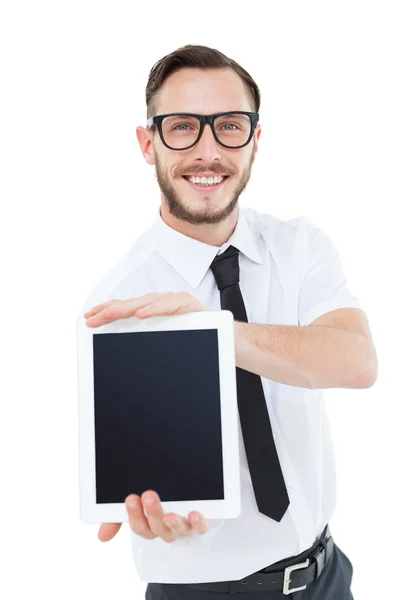 Nördiga affärsman visar sin TabletPC — Stockfoto
