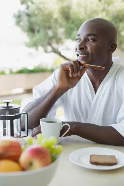 Stilig man i morgonrock med frukost utanför — Stockfoto