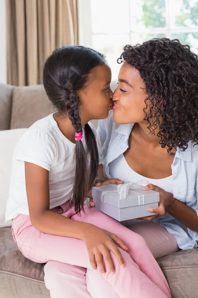 Vacker mor erbjuder dotter en gåva — Stockfoto