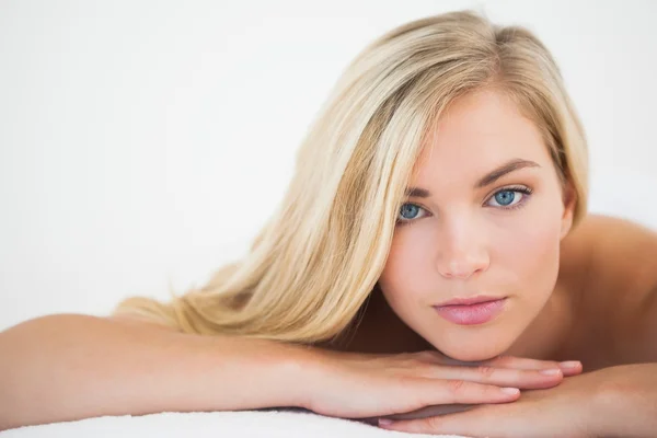Vacker blondin ligga på massagebänk — Stockfoto