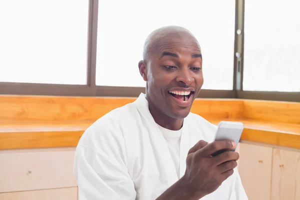 Hombre feliz en albornoz enviando un mensaje —  Fotos de Stock