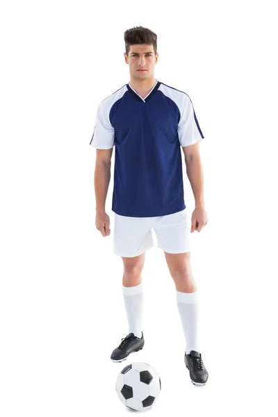Fotbalista v modrém stojí s míčem — Stock fotografie